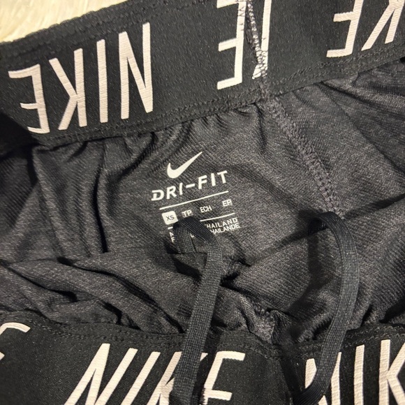 Nike Women's  Training Shorts Lightweight Gray Logo Size XS - Picture 4 of 11